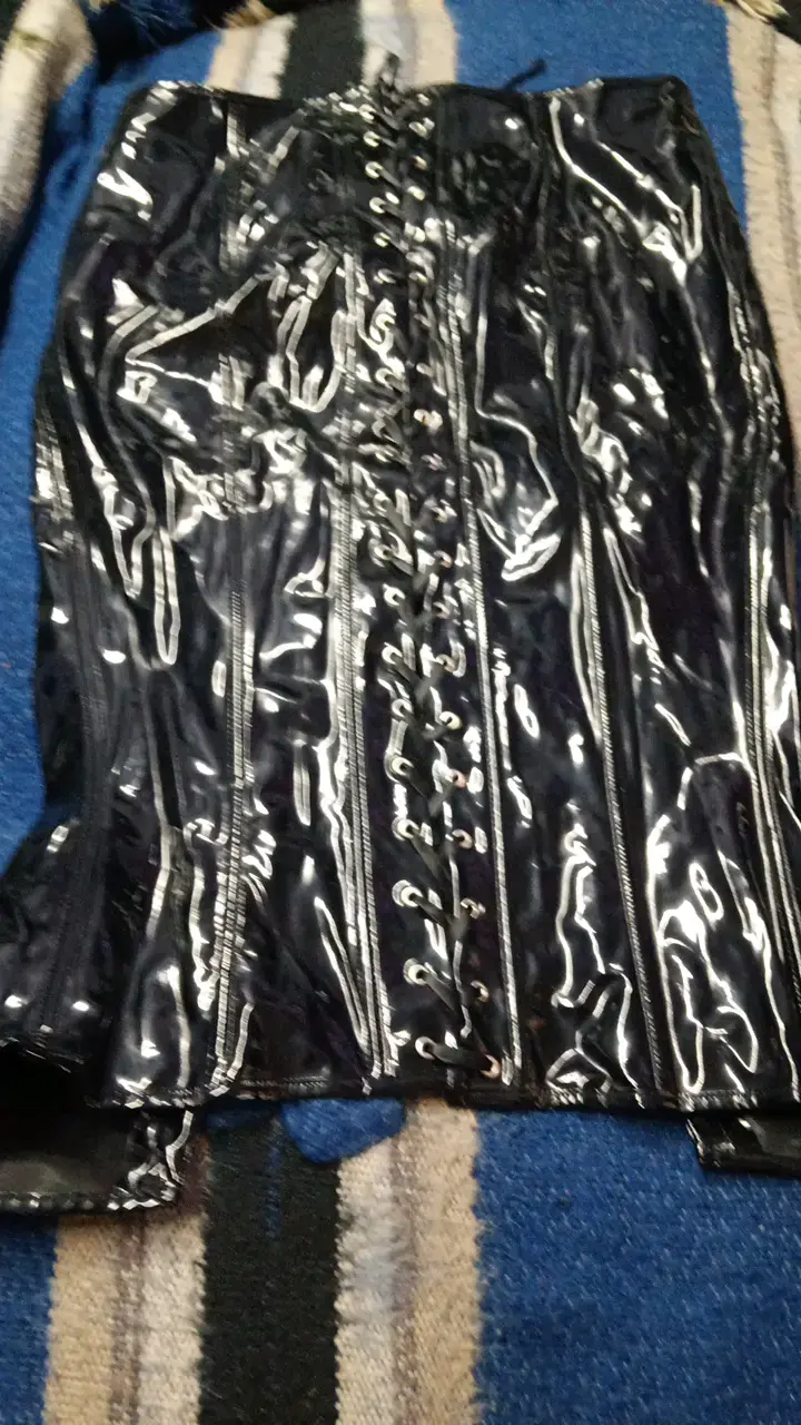 Falda de vinilo negra con cordones - 1