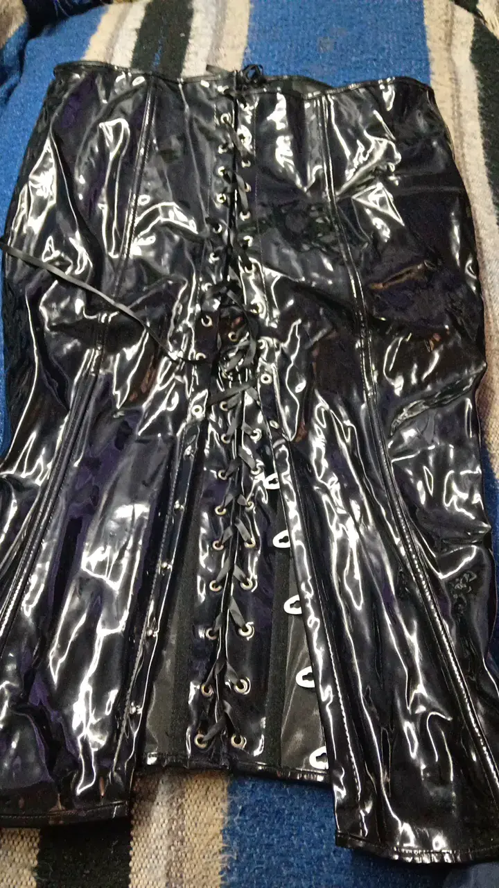 Falda de vinilo negra con cordones - 3