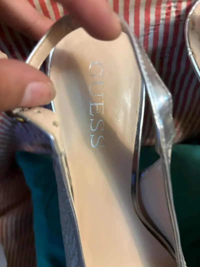 Sandalias Guess plateadas con diseño reptil - 3