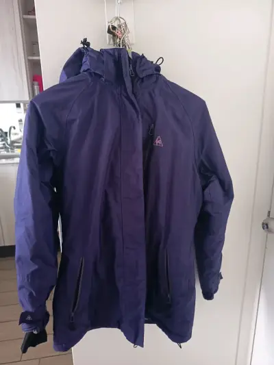 Chaqueta impermeable morada con capucha para mujer - miniatura 1