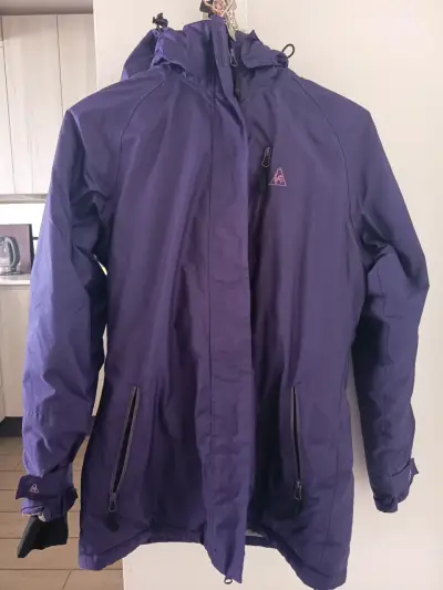 Chaqueta impermeable morada con capucha para mujer - miniatura 2