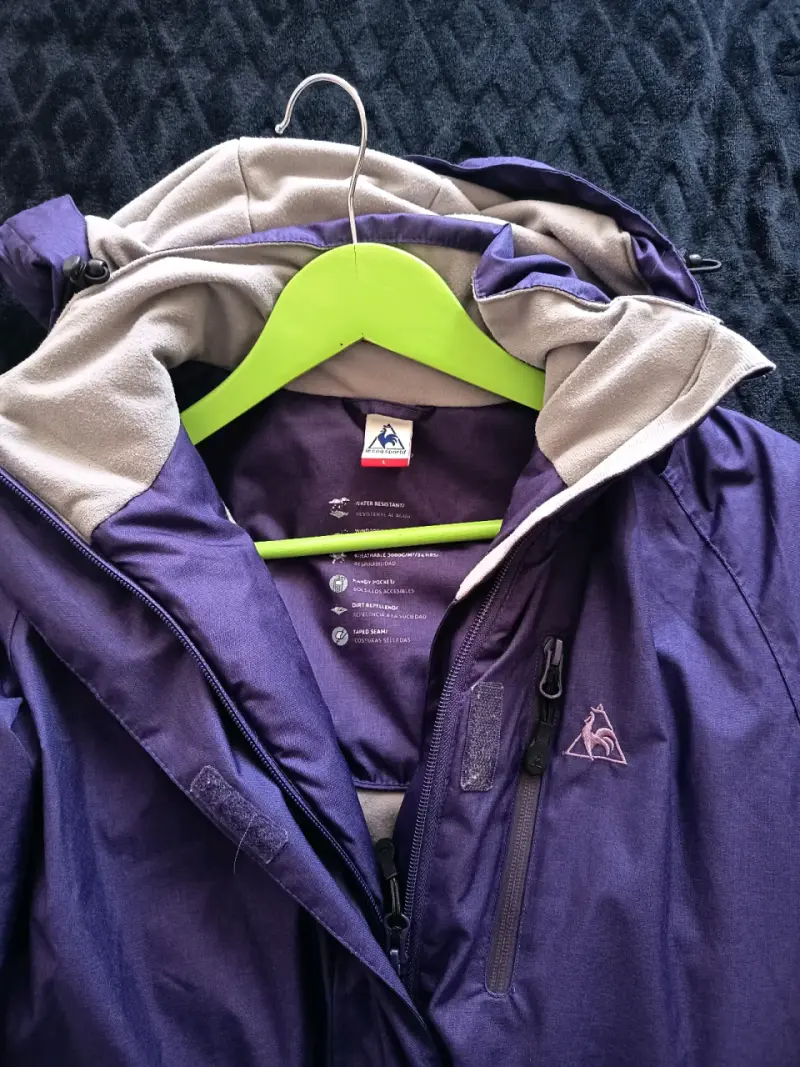 Chaqueta impermeable morada con capucha para mujer - 3