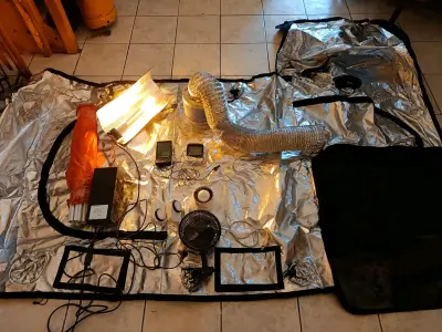 Kit de cultivo interior con iluminación y ventilación - miniatura 1