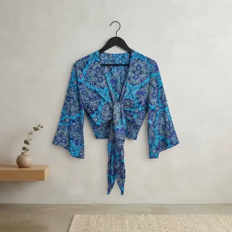 Blusa de mujer estampada azul con lazo
