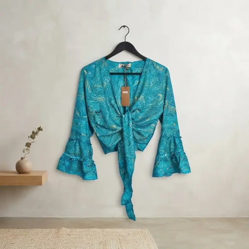 Blusa azul con diseño de lazo y mangas acampanadas