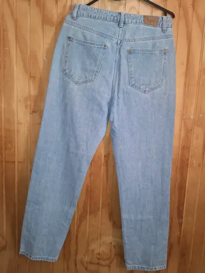 Jeans de mezclilla azul claro para mujer - miniatura 2