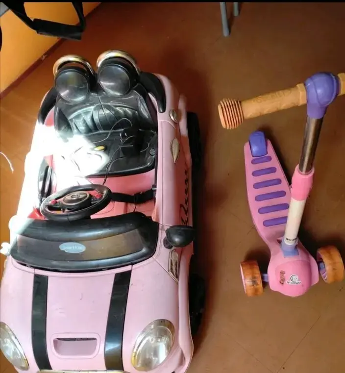 Auto eléctrico infantil rosa con scooter - 1