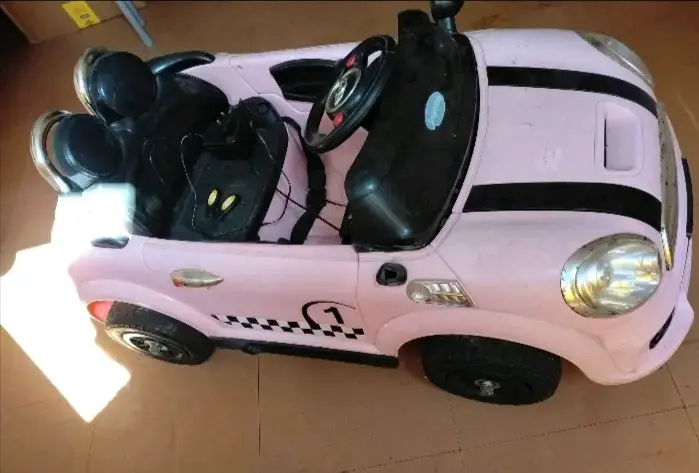 Auto eléctrico infantil rosa con scooter - 2