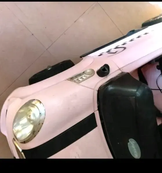 Auto eléctrico infantil rosa con scooter - 3