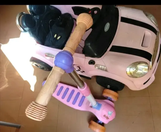 Auto eléctrico infantil rosa con scooter - 4