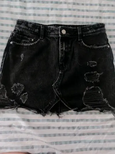 Falda de mezclilla negra desgastada Zara Trafaluc - miniatura 3