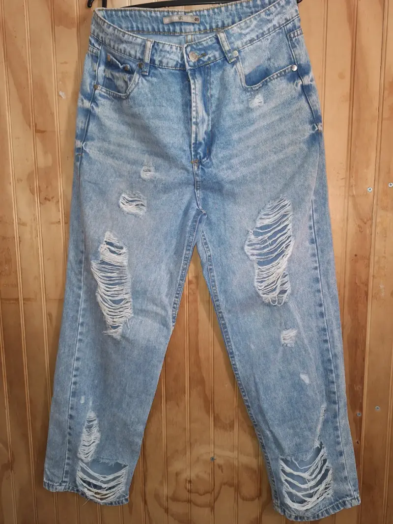 Jeans de mezclilla desgastados para mujer