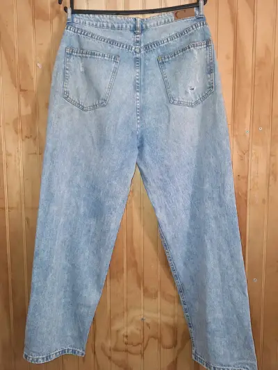 Jeans de mezclilla desgastados para mujer - miniatura 2