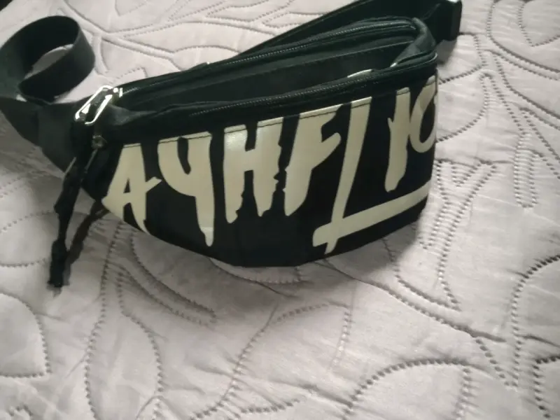 Riñonera negra con diseño Apehlic - 1