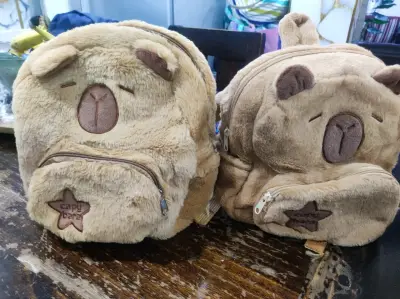Mochila de peluche Capybara para niños - miniatura 1