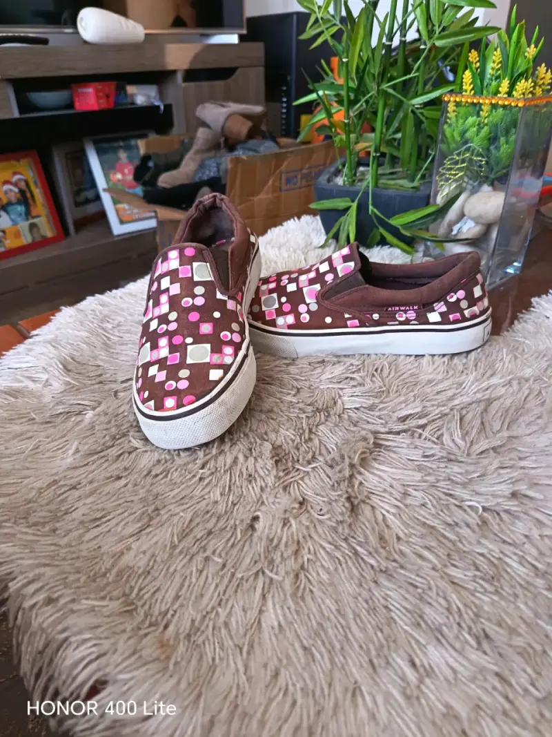 Zapatillas Airwalk slip-on marrón con diseño - 1