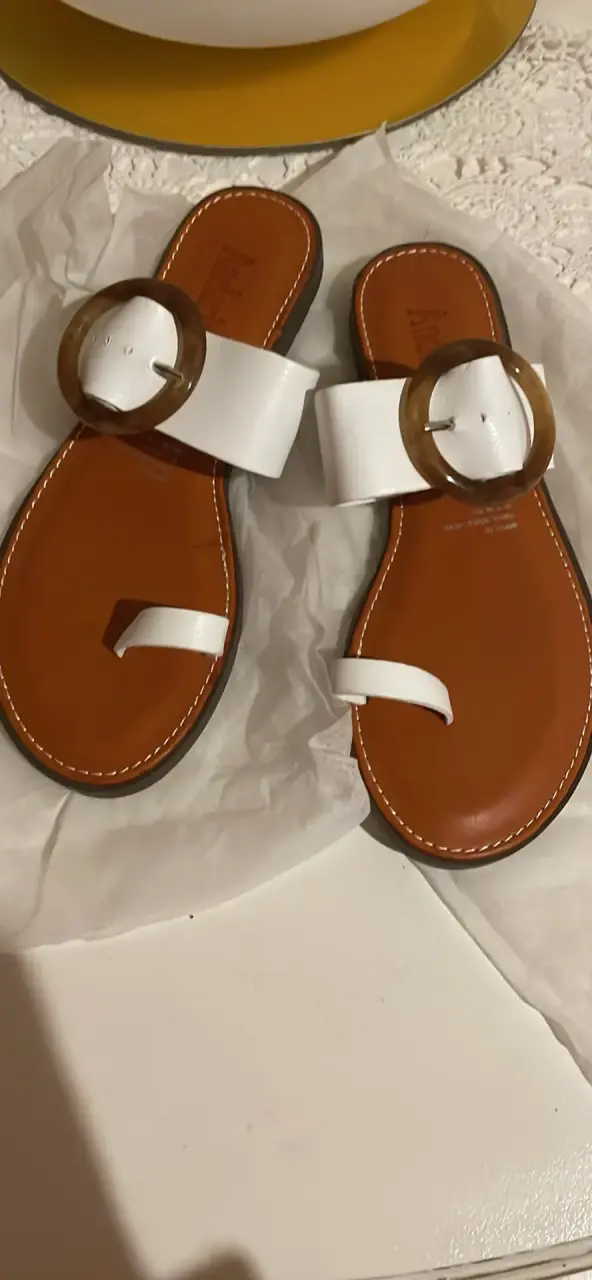 Sandalias planas blancas con hebilla grande - 1