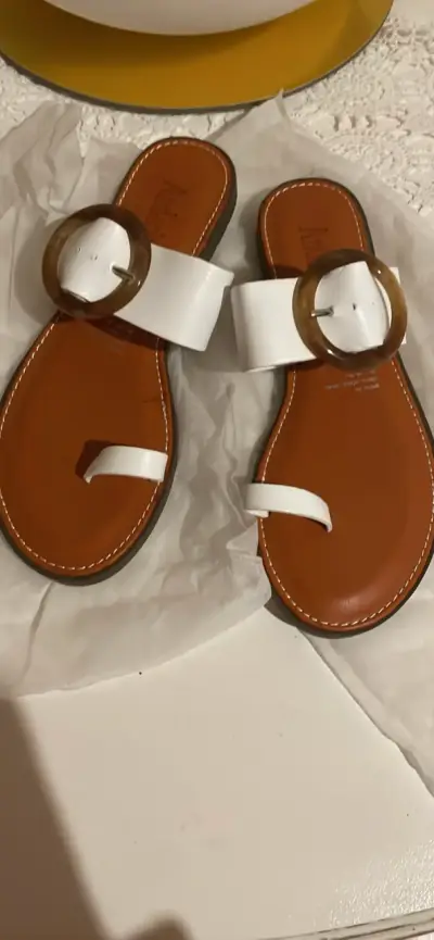 Sandalias planas blancas con hebilla grande - miniatura 1