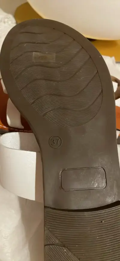 Sandalias planas blancas con hebilla grande - miniatura 3