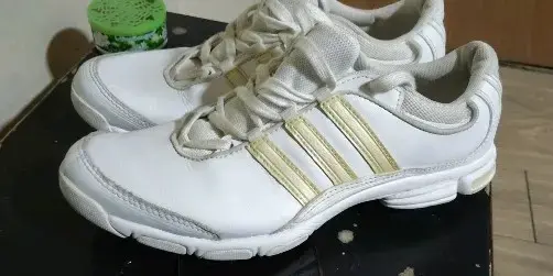 Zapatillas Adidas N40 con detalles dorados - 1