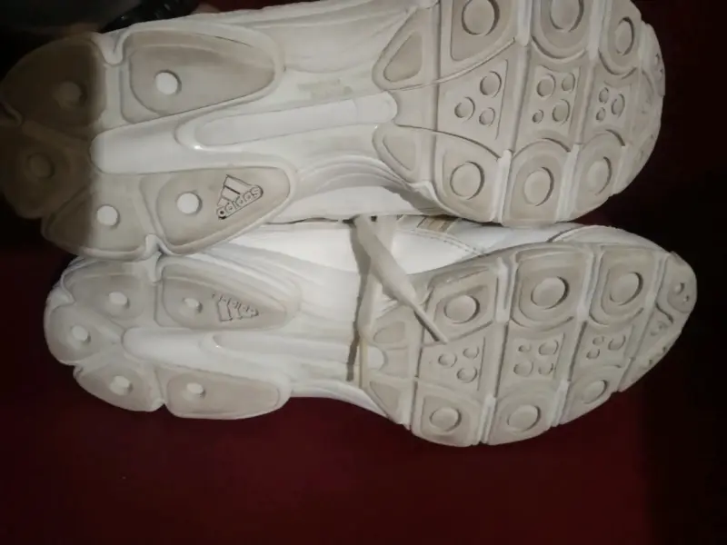 Zapatillas Adidas N40 con detalles dorados - 3