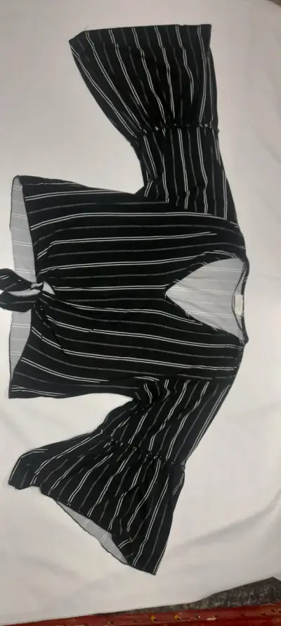 Blusa negra con rayas y mangas acampanadas - miniatura 1