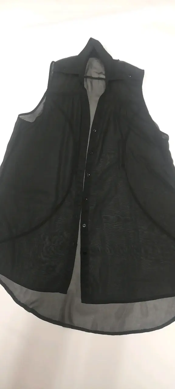 Blusa negra con rayas y mangas acampanadas - 3