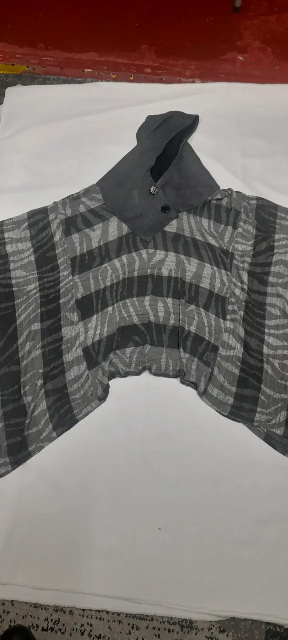 Blusa negra con rayas y mangas acampanadas - 5