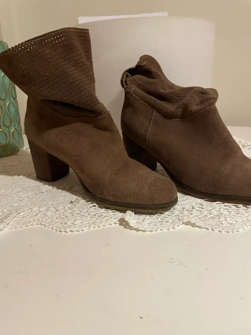 Botines de gamuza marrón con tacón medio - 1