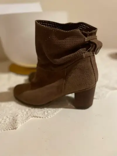 Botines de gamuza marrón con tacón medio - miniatura 4