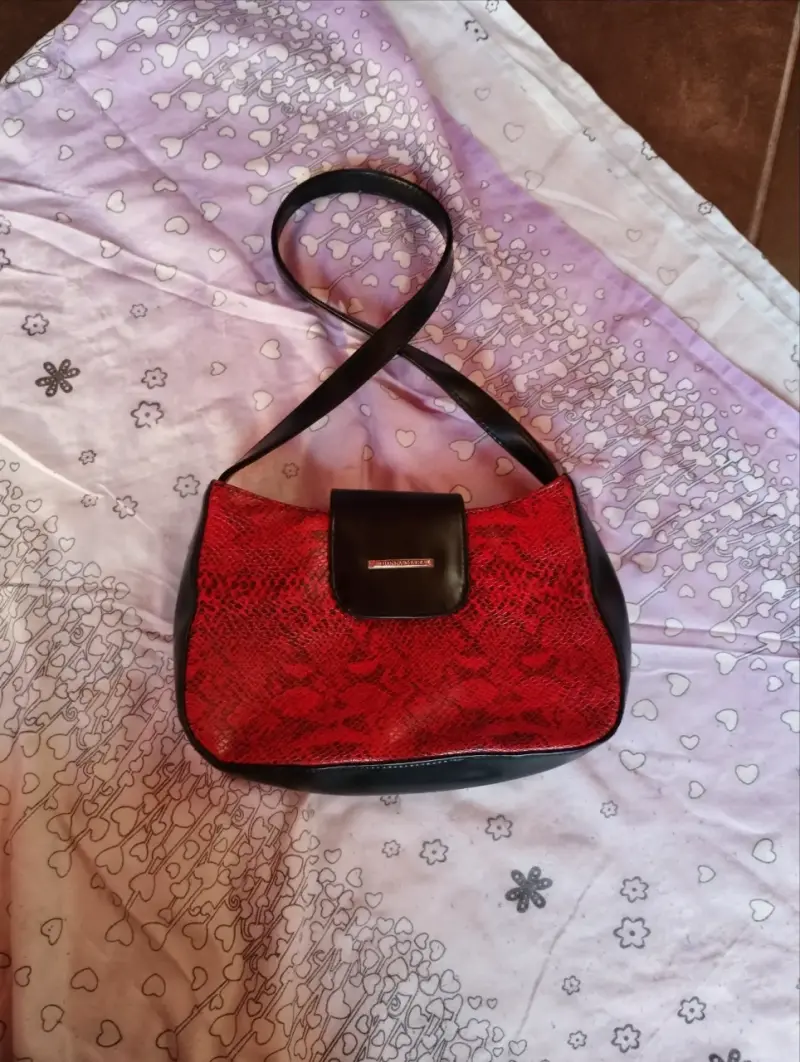 Cartera de hombro roja con diseño de serpiente