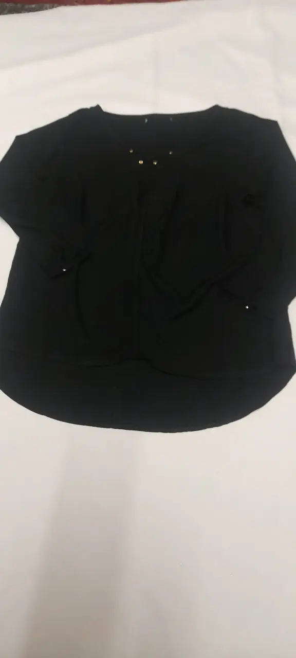 Blusa negra con detalles dorados