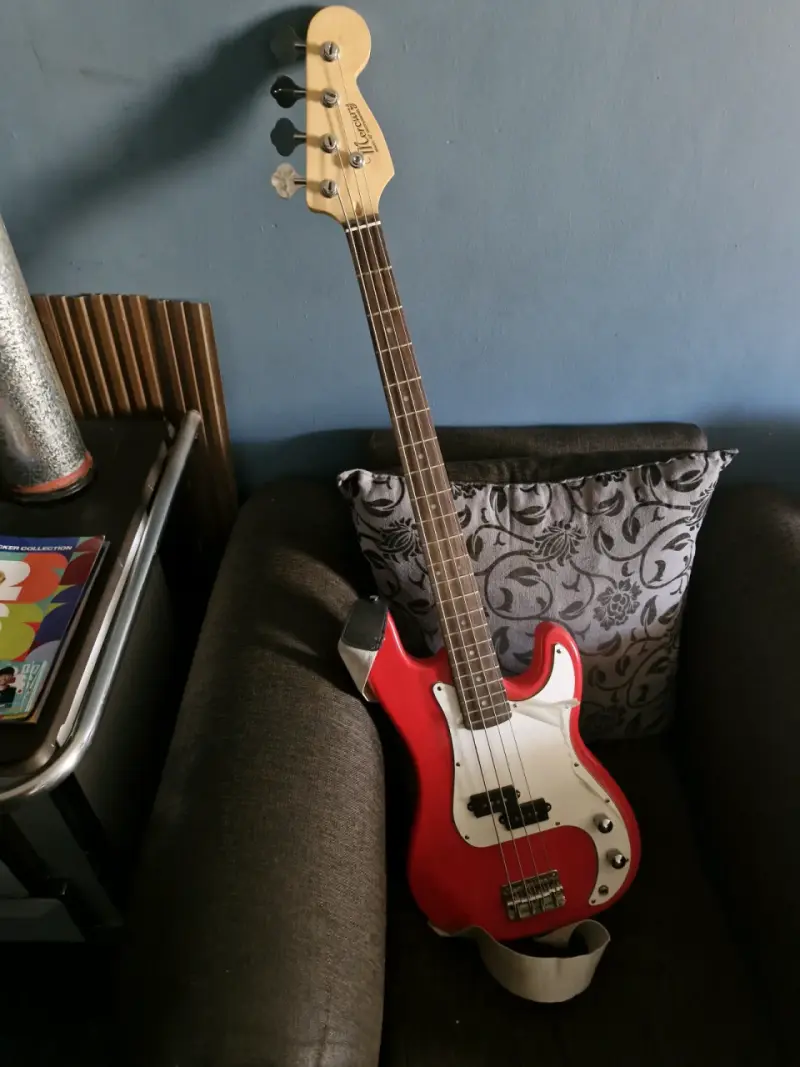 Bajo eléctrico rojo marca mercury