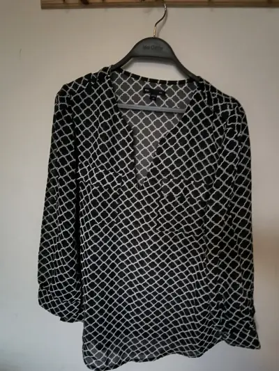 Blusa estampada negra y blanca para mujer - miniatura 1