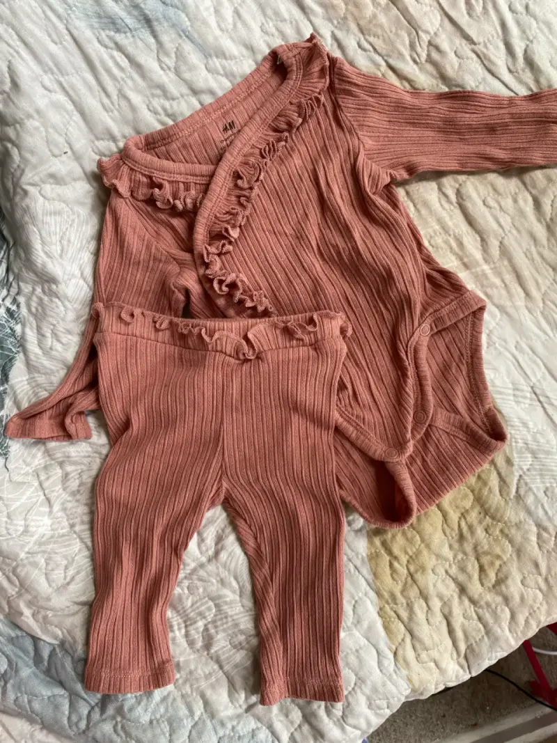 Conjunto de bebé H&M con volantes