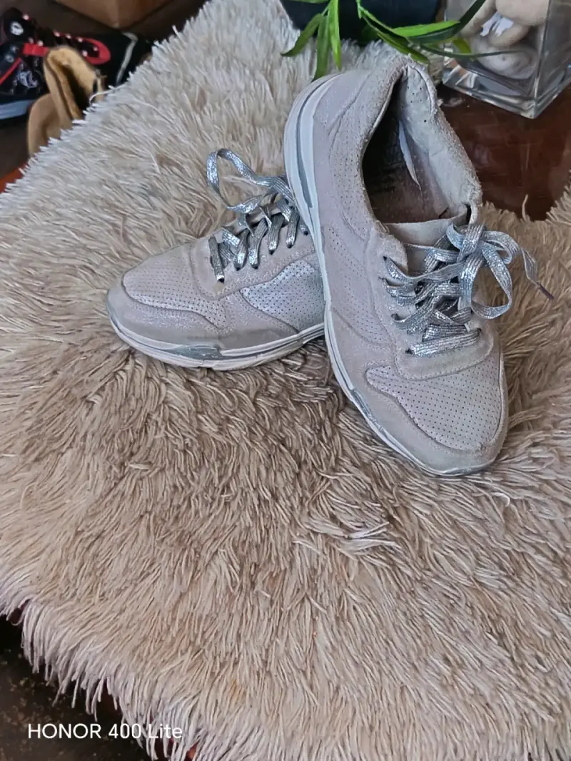 Zapatillas deportivas grises para mujer en buen estado - 1