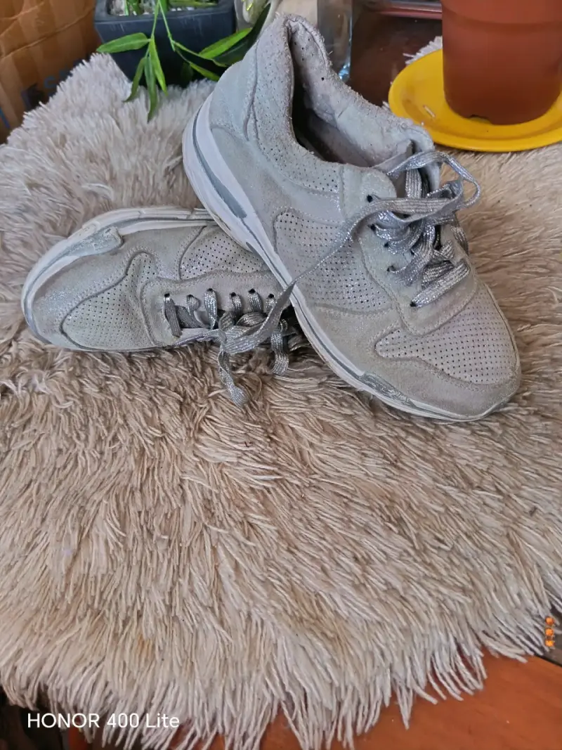 Zapatillas deportivas grises para mujer en buen estado - 4