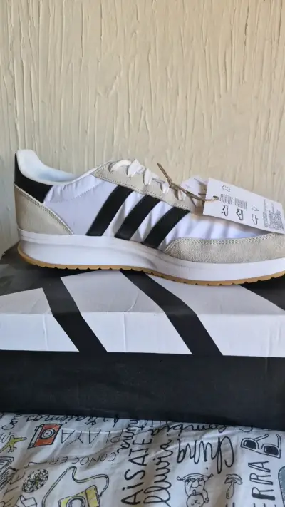 Zapatillas Adidas Run 70s 2.0 blancas y negras - miniatura 2