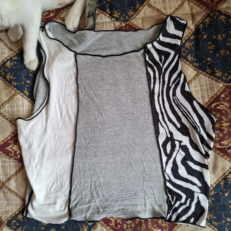 Conjunto deportivo gris con chaqueta y pantalón - 6