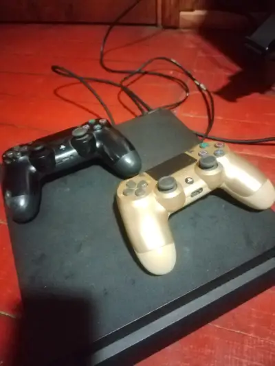 Consola PlayStation 4 con dos controles - miniatura 1