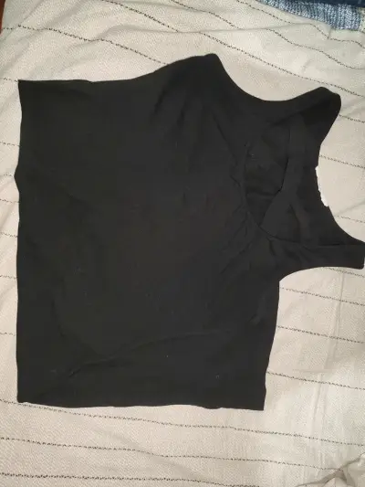 Vestido negro ajustado con diseño cruzado - miniatura 1