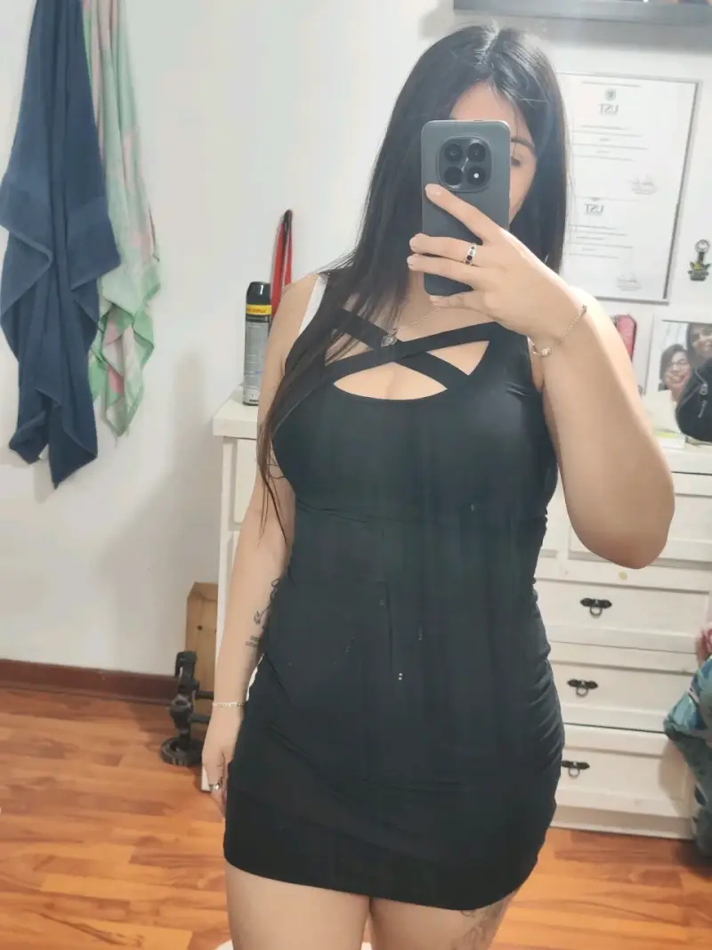 Vestido negro ajustado con diseño cruzado - 2