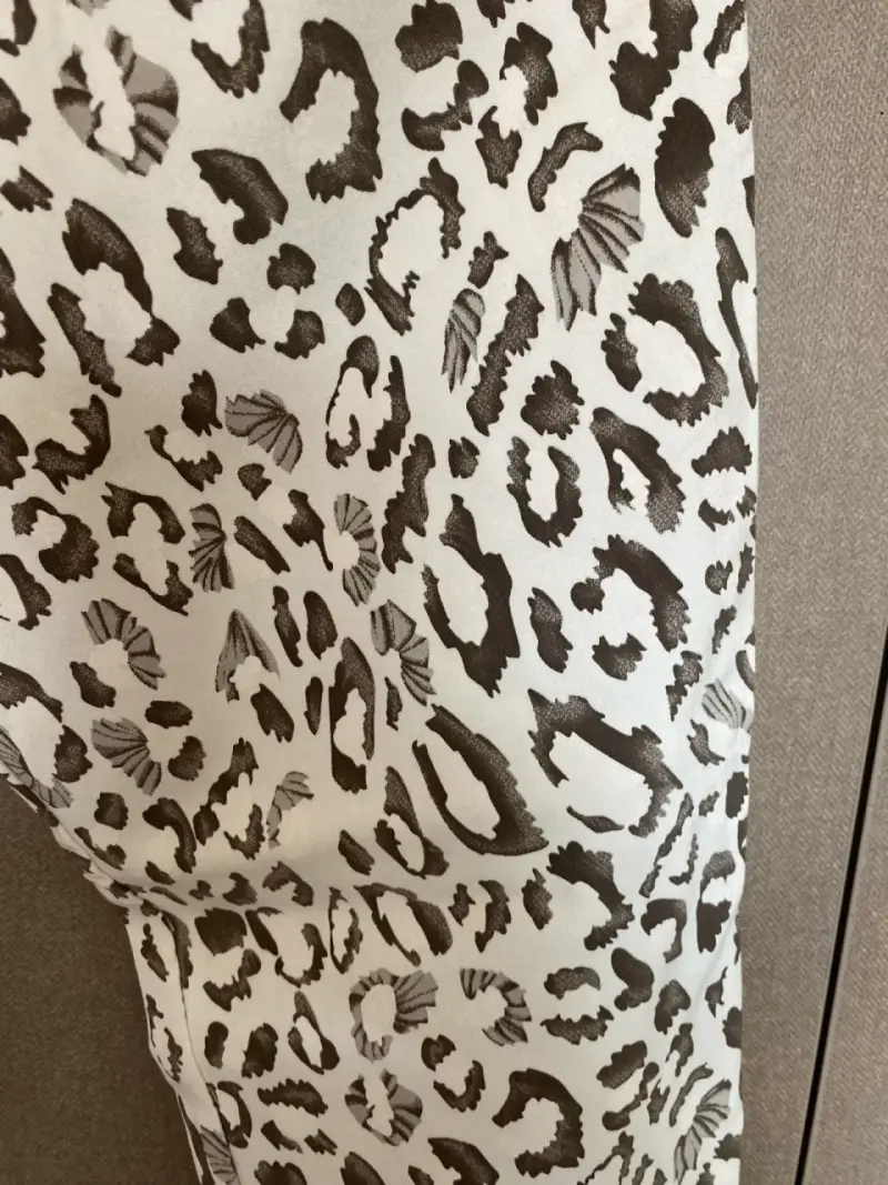 Pantalones de mujer con estampado animal print - 2