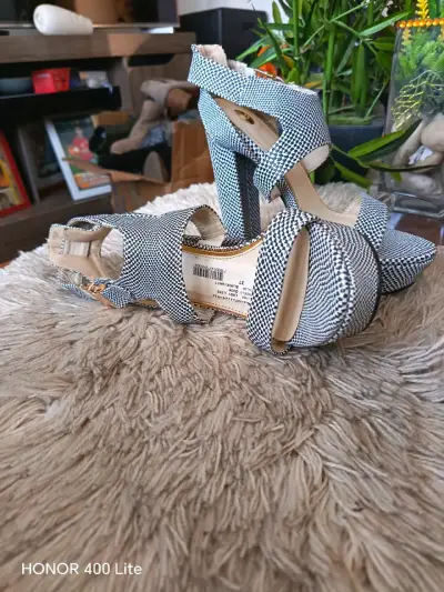 Tacones altos de plataforma en blanco y negro - miniatura 1
