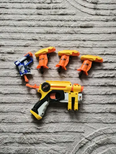 Pistola Nerf con luz láser y dardos - miniatura 1