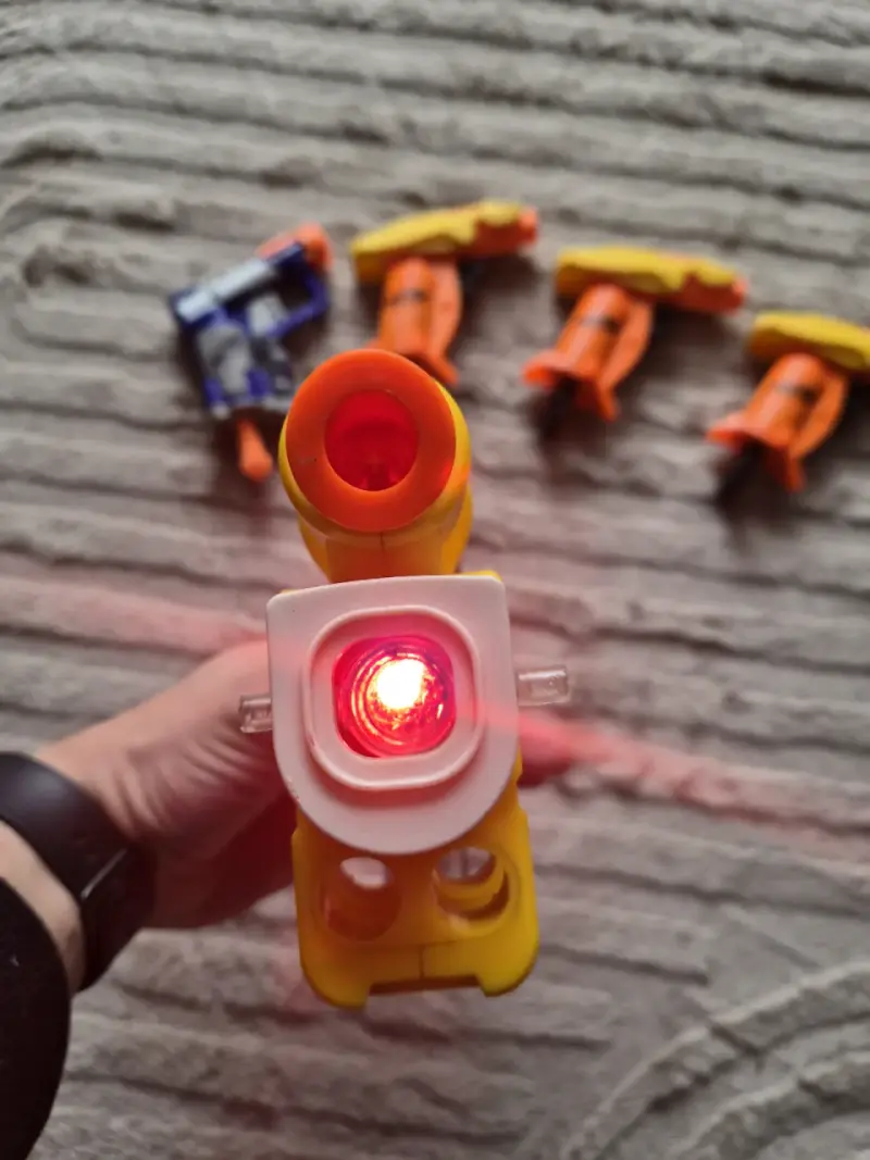 Pistola Nerf con luz láser y dardos - 2