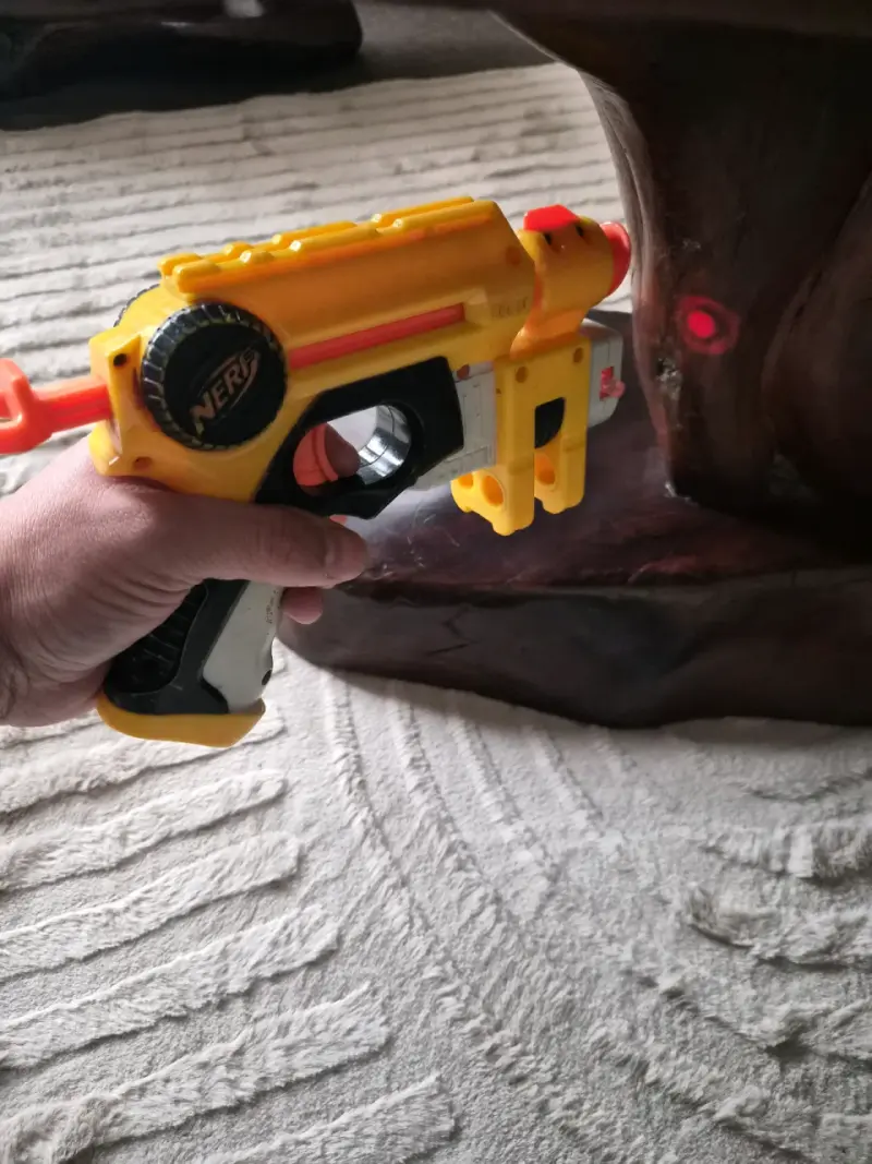 Pistola Nerf con luz láser y dardos - 3
