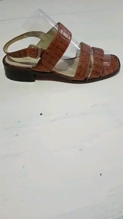 Sandalias de cuero marrón con tacón bajo - miniatura 2