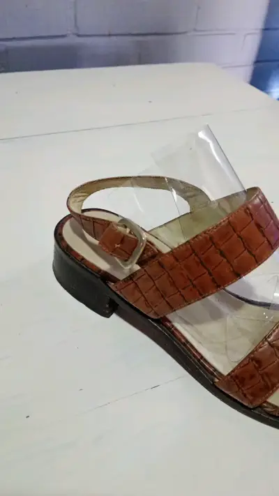 Sandalias de cuero marrón con tacón bajo - miniatura 4
