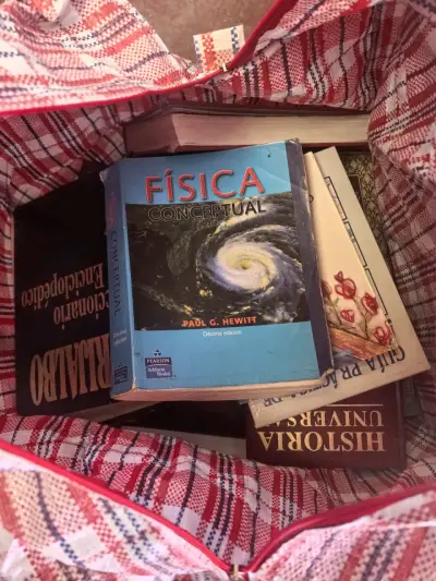 LIbros variados en maleta - miniatura 3